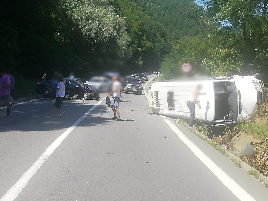 UPDATE: Vâlcea: Accident între un autoturism şi un microbuz pe DN7, fiind implicate 21 de persoane; traficul rutier este restricţionat - FOTO