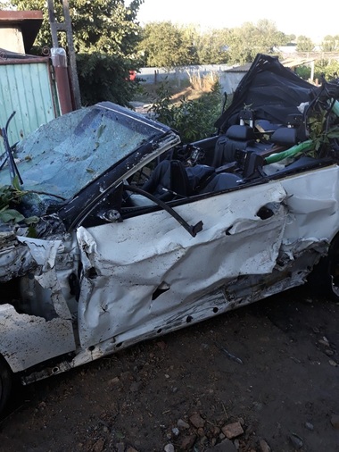 Tulcea: O femeie şi un copil au murit şi patru persoane au fost rănite după ce o maşină a intrat într-o curte 