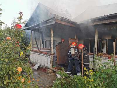 Incendiu la o chilie a mănăstirii Agafton din judeţul Botoşani; peste 20 de pompieri intervin pentru stingerea focului. VIDEO