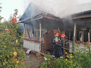 Incendiu la o chilie a mănăstirii Agafton din judeţul Botoşani; peste 20 de pompieri intervin pentru stingerea focului. VIDEO