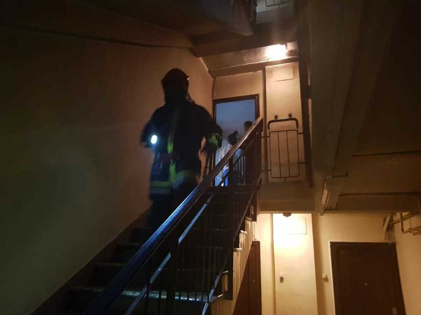 Două persoane au ajuns la spital şi 40 de persoane au fost evacuate dintr-un bloc din Craiova, după ce un bărbat a dat foc intenţionat pe casa scării. FOTO, VIDEO