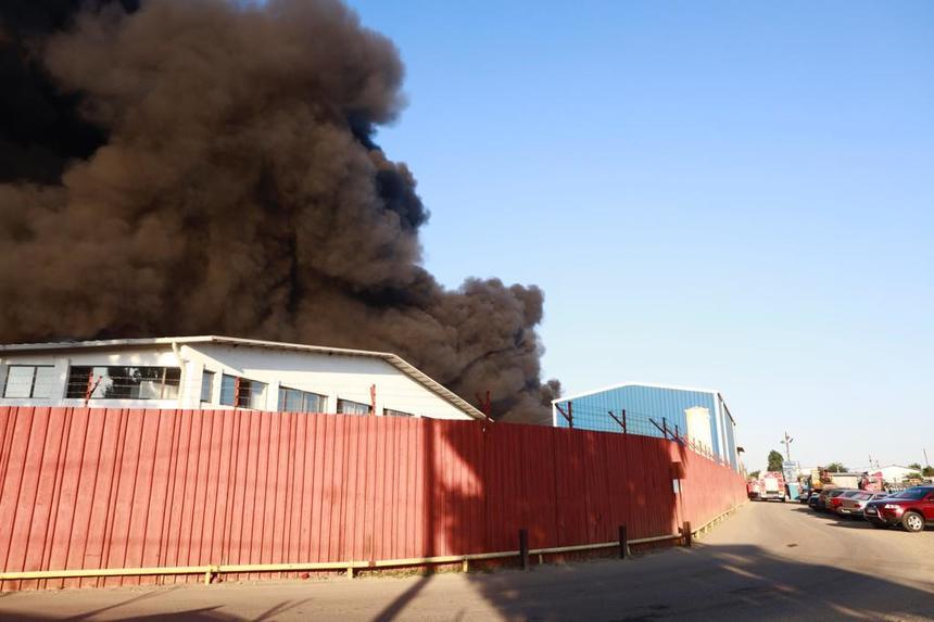 UPDATE Buzău: Incendiu puternic la o societate care se ocupă cu reciclarea materialelor; populaţia, avertizată prin Ro-Alert despre degajările mari de fum. Pompier, transportat la spital după ce s-a intoxicat cu fum. FOTO, VIDEO