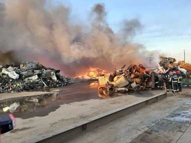 Incendiul izbucnit la un depozit de materiale reciclabile din Buzău a fost stins după aproape 24 de ore