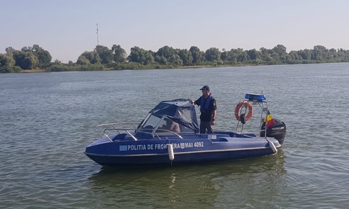 Ambarcaţiune rămasă fără combustibil pe Dunăre, cu şase persoane la bord, remorcată de poliţiştii de frontieră tulceni