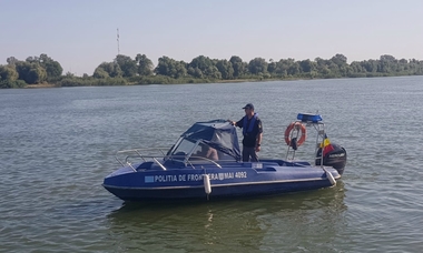 Ambarcaţiune rămasă fără combustibil pe Dunăre, cu şase persoane la bord, remorcată de poliţiştii de frontieră tulceni