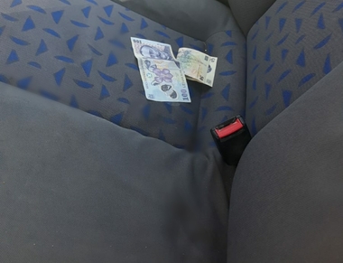Dâmboviţa: Bărbat amendat după ce a sunat la 112 reclamând că a fost tâlhărit de un şofer care îl luase la ocazie; poliţiştii au stabilit că, de fapt, acestuia i-au căzut banii din buzunar pe bancheta din spate a maşinii