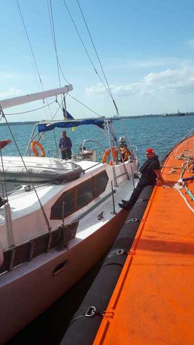 Iaht din Ucraina care plutea în derivă, cu cinci persoane la bord, salvat de ARSVOM şi adus în siguranţă în Portul Constanţa. FOTO/ VIDEO