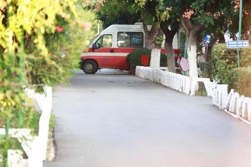 Medicina Legală a sosit la Spitalul de Neuropsihiatrie Săpoca pentru a prelua cadavrele victimelor; atacatorul a fost prins când încerca să fugă din spital