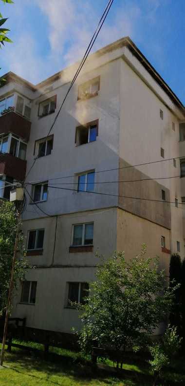 Argeş: Aproximativ 20 de persoane, evacuate dintr-un bloc din Câmpulung, în urma unui incendiu