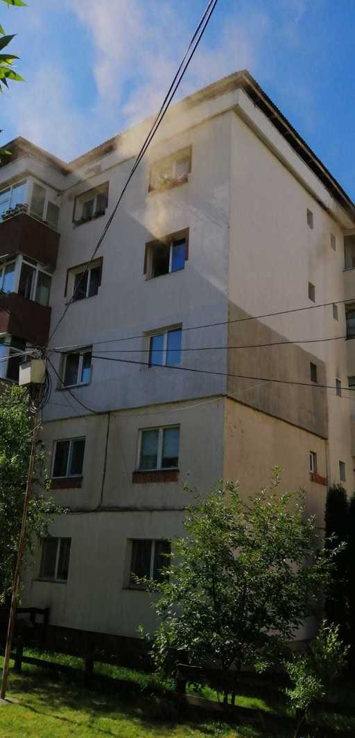 Argeş: Aproximativ 20 de persoane, evacuate dintr-un bloc din Câmpulung, în urma unui incendiu