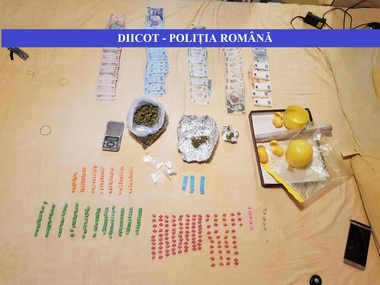 Doi tineri din Giurgiu care ar fi vândut cannabis, ecstasy şi cocaină în judeţ şi pe litoral, reţinuţi. VIDEO