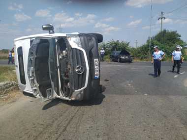 Giurgiu: O femeie a murit şi alte cinci persoane au fost rănite, în urma unui accident în care au fost implicate un microbuz şi un autoturism; după impact, microbuzul s-a răsturnat