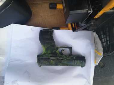 Constanţa: Unui bărbat i-a fost furată maşina, după ce a fost ameninţat cu un pistol airsoft de doi tineri. Autoriii faptei, prinşi după o jumătate de oră