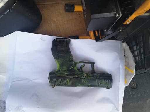 Constanţa: Unui bărbat i-a fost furată maşina, după ce a fost ameninţat cu un pistol airsoft de doi tineri. Autoriii faptei, prinşi după o jumătate de oră