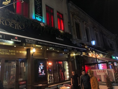 Trei agenţi de pază ai unui club din Sectorul 3, reţinuţi după ce ar fi lovit doi tineri, în faţa clubului, şi le-ar fi pulverizat spray lacrimogen; cei doi tineri au ajuns la spital