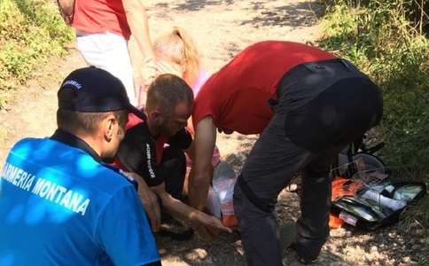 Braşov: Jandarmii şi salvamontiştii au ajutat o turistă din SUA, cu suspiciune de fractură la gleznă, să coboare de pe munte pentru a fi preluată de ambulanţă