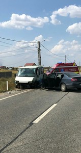 Dolj: Cinci persoane, printre care şi doi copii, au fost rănite într-un accident rutier în care au fost implicate trei autovehicule