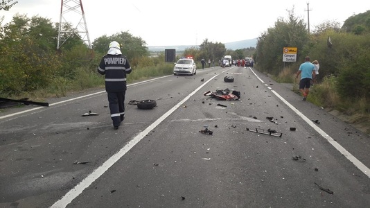 Hunedoara: Un bărbat a murit şi alte trei persoane au fost rănite, printre care un copil de 4 ani, în urma unui accident rutier