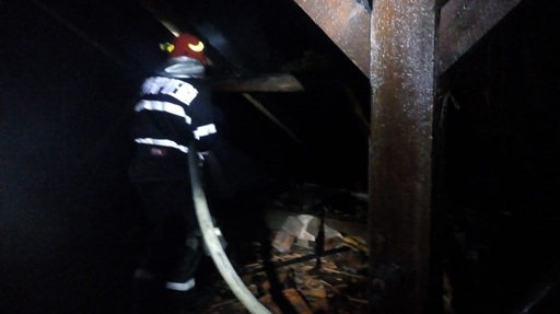 Şcoală din Timiş cuprinsă de incendiu, după un trăsnet
