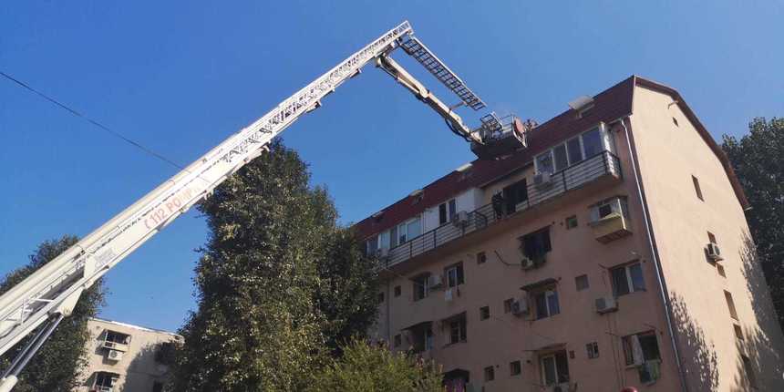 Incendiu la mansarda unui bloc de pe aleea Moldoviţa din Capitală; şase persoane au fost evacuate. FOTO, VIDEO