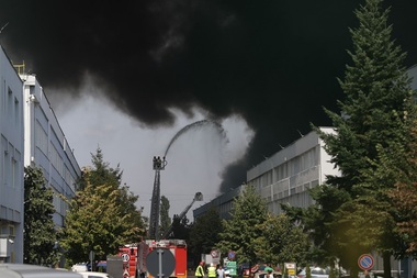 UPDATE Incendiu puternic la o hală în nordul Capitalei; clădirile din zonă au fost evacuate. Prefectul Capitalei: Focul este localizat, dar în schimb nu va fi stins decât probabil mâine FOTO-VIDEO