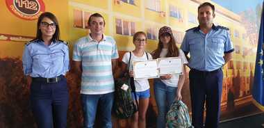 Timiş: Două fete de 12 ani au predat Poliţiei un portofel plin cu bani pe care l-au găsit într-un parc