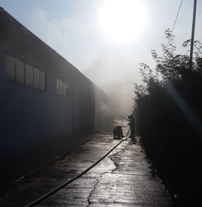 Incendiu la un depozit de materiale industriale din comuna Butimanu, în care ar putea fi nitroglicerină solidă 