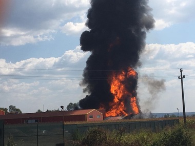 Vâlcea: Explozie urmată de incendiu la o societate de preparare lacuri şi vopsele în Mihăeşti; se degajă fum toxic