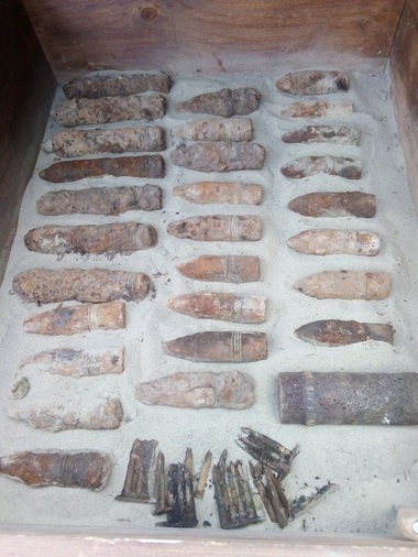 Peste 50 de proiectile şi cartuşe, găsite de pompieri într-o pădure din judeţul Neamţ 