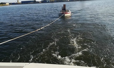 Şalupă căreia i s-a rupt elicea, la bordul căreia se aflau două persoane, adusă la ţărm de o ambarcaţiune a Gărzii de Coastă 
