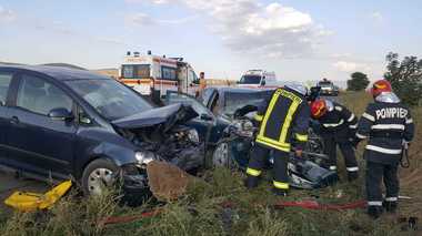 Şapte persoane au ajuns la spital după ce două autoturisme s-au ciocnit, pe DN 13E, în judeţul Covasna. FOTO