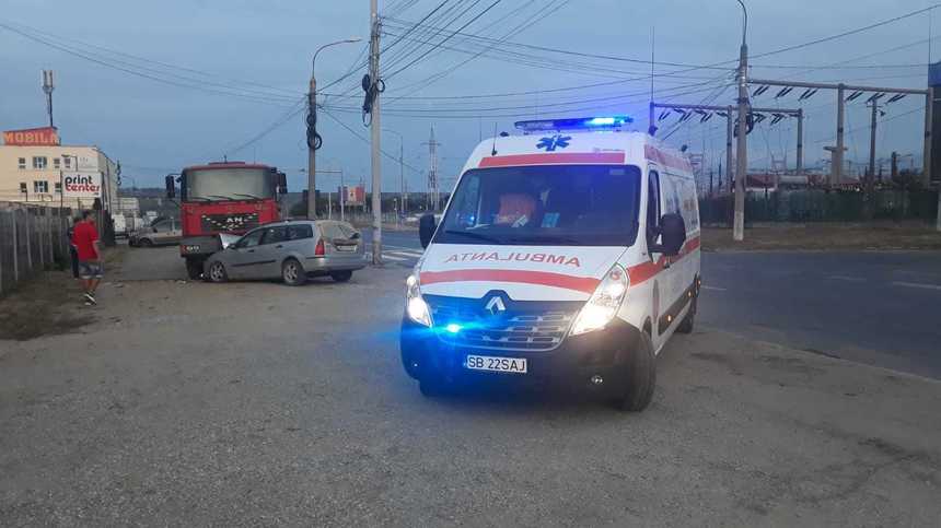 Sibiu: Poliţiştii caută un şofer care a intrat cu maşina într-un camion staţionat şi a fugit de la locul accidentului; o persoană a fost rănită