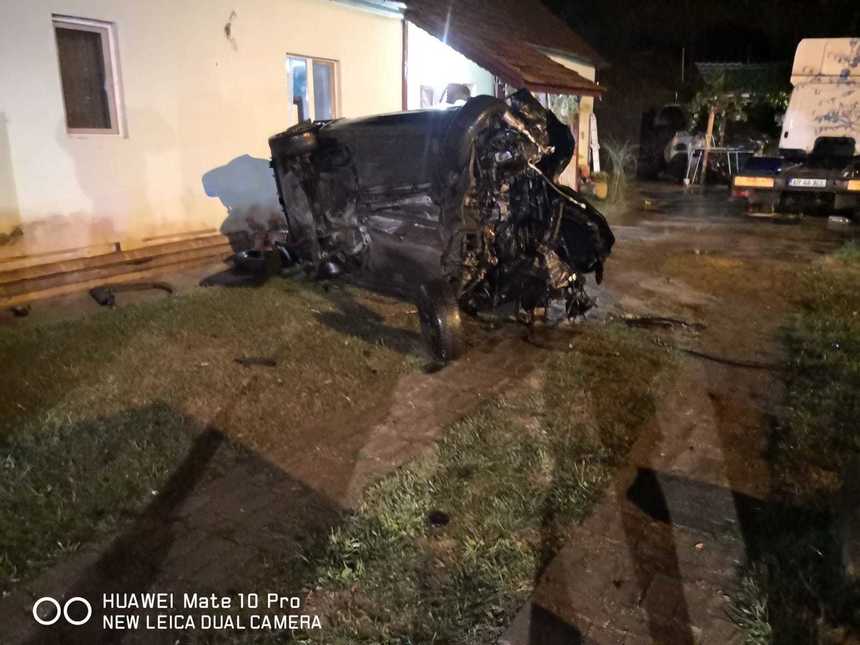 Arad: Un mort şi trei răniţi, între care doi copii de 3 şi 6 ani, după ce maşina în care se aflau a ieşit de pe şosea şi s-a izbit de o casă
