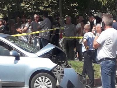 O femeie a murit şi două persoane au fost rănite, după ce două maşini s-au ciocnit în Capitală; calea de rulare a tramvaielor pe sensul către Şoseaua Mihai Bravu este blocată