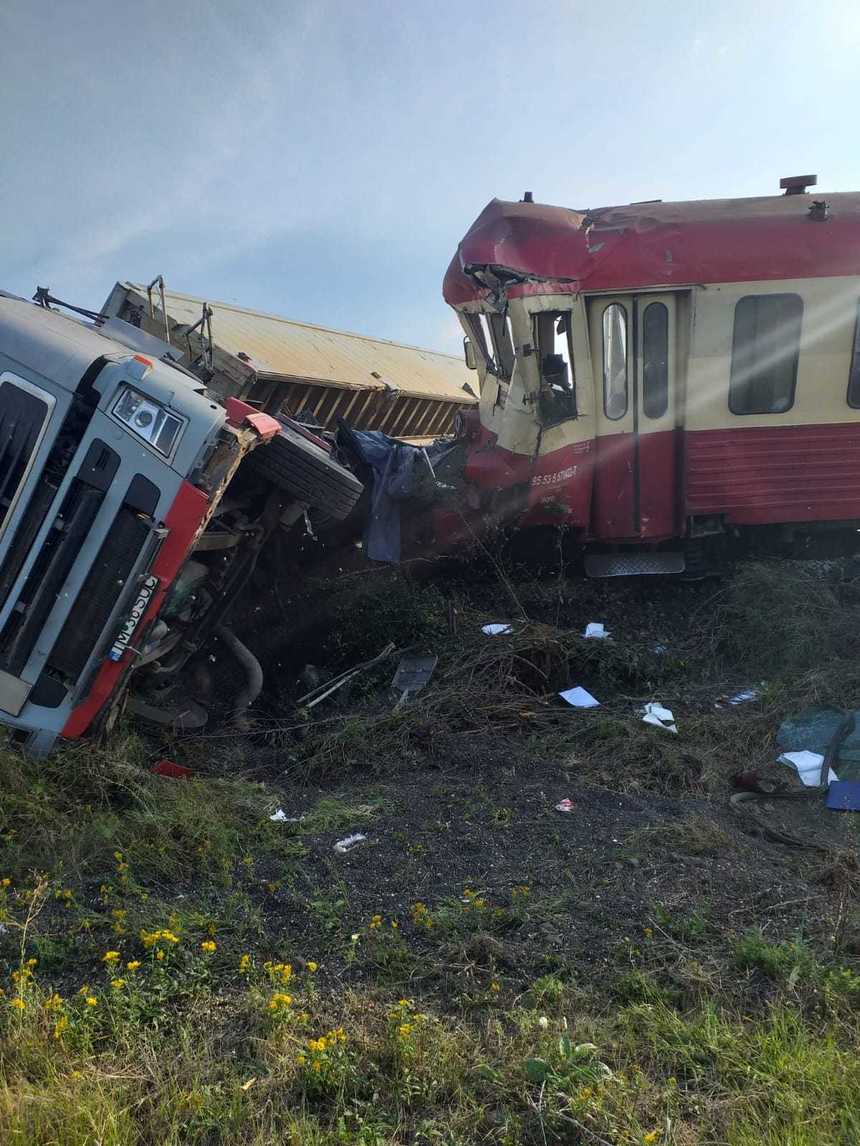 Timiş: Trafic feroviar întrerupt între localităţile Teremia şi Comloşu Mare, după ce un tren a lovit un TIR plin cu cereale; şoferul a fost rănit, iar loomotiva a deraiat