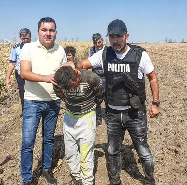 Dolj: Tânăr de 25 de ani, angajat la o stână, prins de poliţişti după ce şi-a ucis un coleg - FOTO