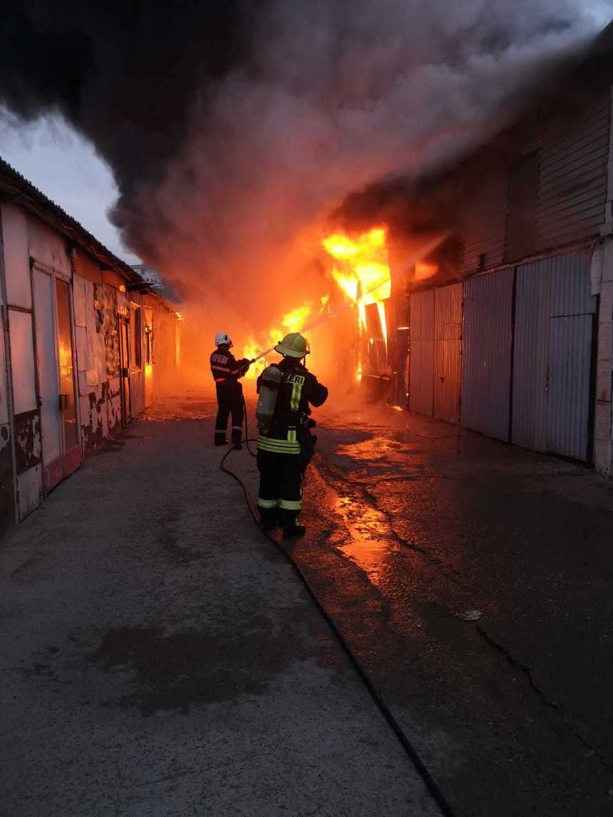 Cluj: Incendiu puternic la un lanţ de depozite din Floreşti; deocamdată nu sunt anunţate victime. FOTO/ VIDEO