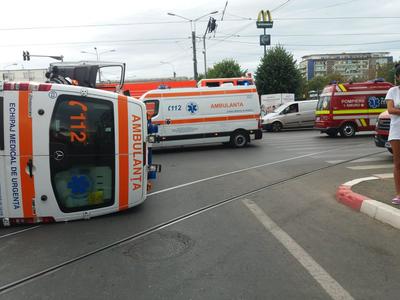 Ambulanţă cu un pacient şi trei cadre medicale, implicată într-un accident în Ploieşti