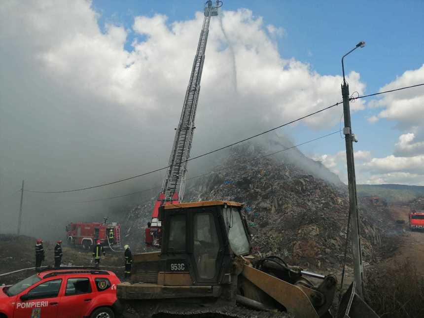Pompierii intervin în continuare la groapa de gunoi de la Sighişoara, pentru localizarea focarelor ascunse