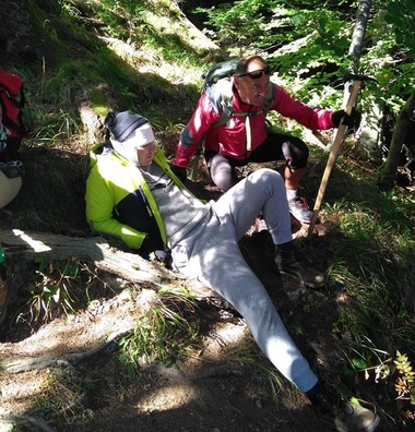 Tânăr lovit de un bolovan în cap, coborât de pe munte de salvamontişti