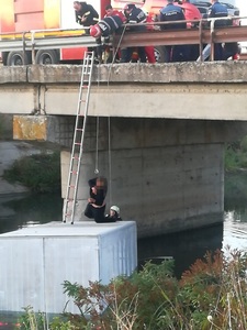 Ialomiţa: Intervenţie a pompierilor pentru salvarea unui bărbat care a căzut sămbătă cu maşina într-un canal cu apă şi şi-a petrecut noaptea pe capota vehiculului  - FOTO