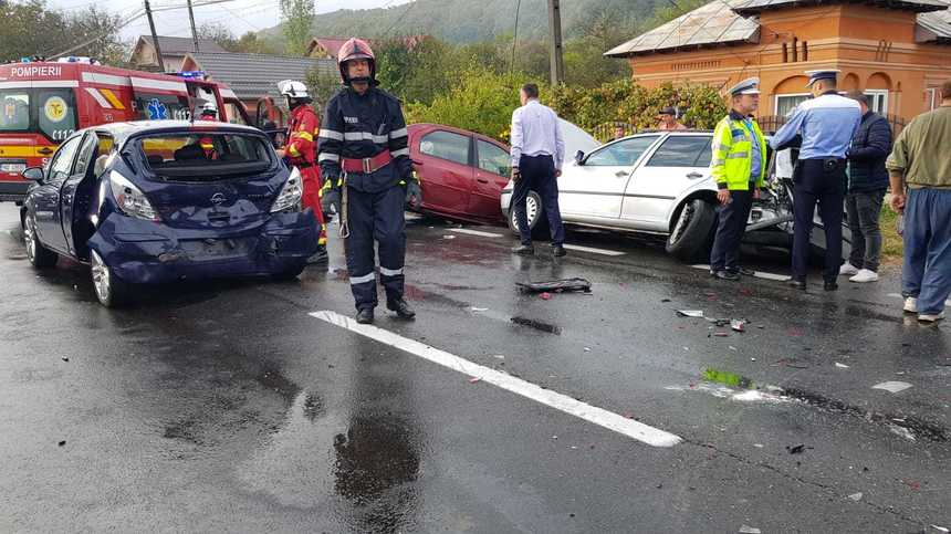 Două persoane au murit şi alte nouă au fost rănite, în două accidente petrecute pe DN7, unul în Vâlcea, iar altul în Argeş