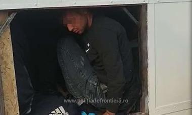 Giurgiu: 24 de irakieni şi doi sirieni care intenţionau să intre ilegal în România, într-o autoutilitară cu struguri, prinşi de poliţiştii de frontieră. FOTO, VIDEO