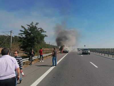 Trafic oprit pe Autostrada Soarelui, sensul către Bucureşti, după ce o maşină a luat foc. FOTO