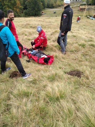 Maramureş: Tânără accidentată pe pârtia Moski, transportată de salvamontişti până la ambulanţă, pentru a fi dusă la spital. VIDEO