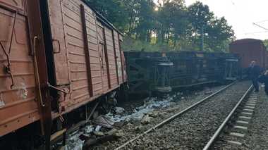 Mehedinţi: Tren de marfă deraiat între staţiile Ergheviţa şi Valea Albă; traficul feroviar este blocat, pasagerii fiind transbordaţi cu autobuze. FOTO