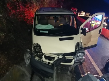 Sibiu - Nouă persoane transportate la spital, după ce microbuzul în care se aflau a intrat într-un cap de pod, pe DN 7  - FOTO