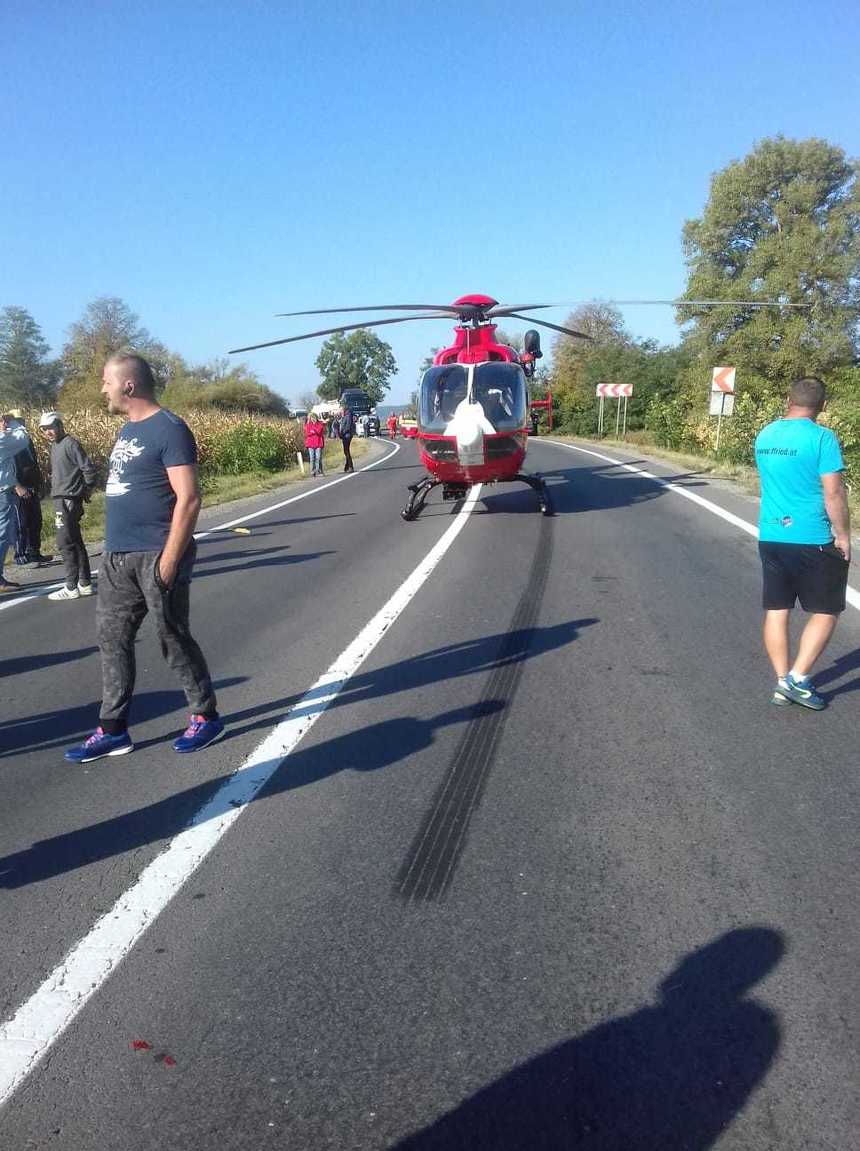 Mureş: Două maşini şi un camion s-au ciocnit pe DN 13, cinci persoane fiind rănite; a fost solicitat elicopterul SMURD. FOTO