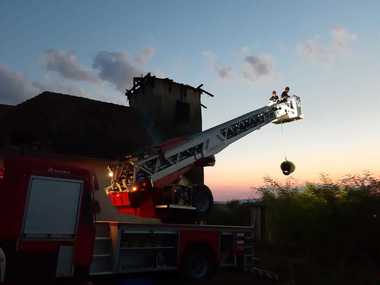 Incendiul izbucnit la Biserica Unitariană din Sânmiclăuş a fost stins; au fost afectate clopotniţa şi scările din lemn pe care se urca în turn - VIDEO