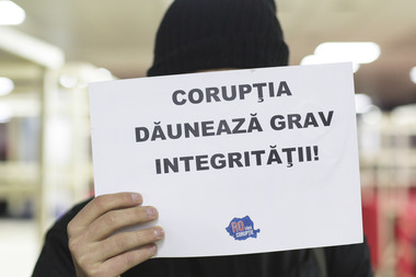 Agent de poliţie din Bucureşti, cercetat în stare de arest la domiciliu pentru luare de mită